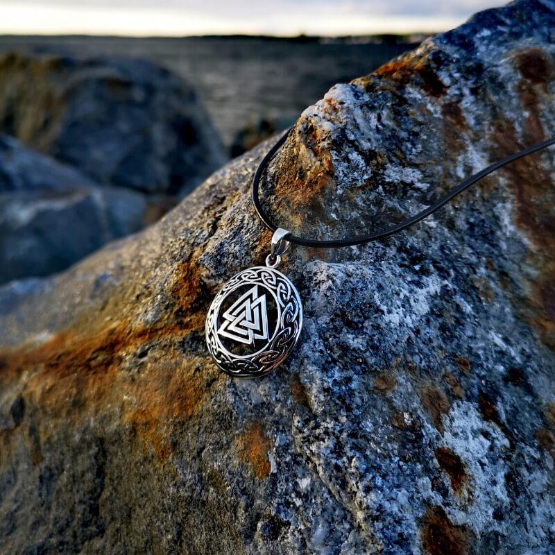 Valknut amulet top